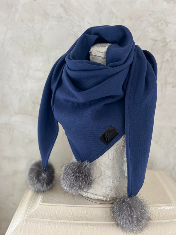 Vilnonė mėlyna skara su kailio bumbulais